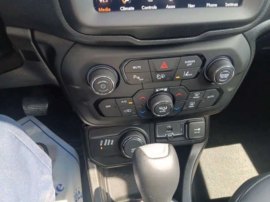 Used 2020 Alpine White Clearcoat Jeep Limited image 23