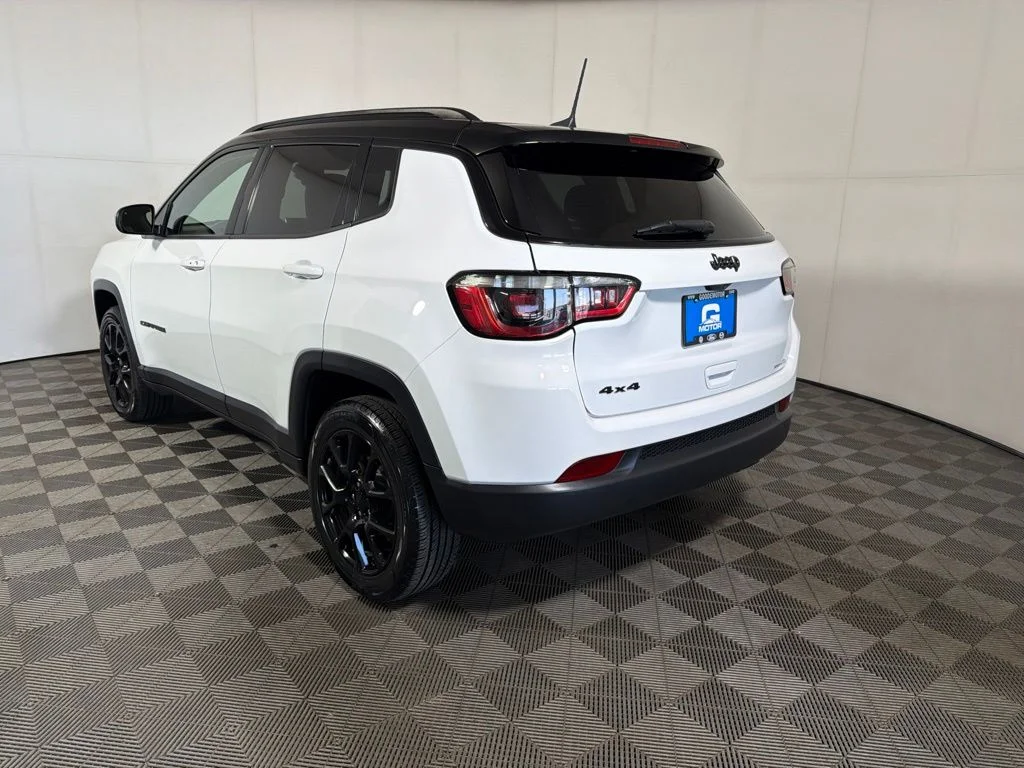 Used 2022 White Jeep Latitude image 5