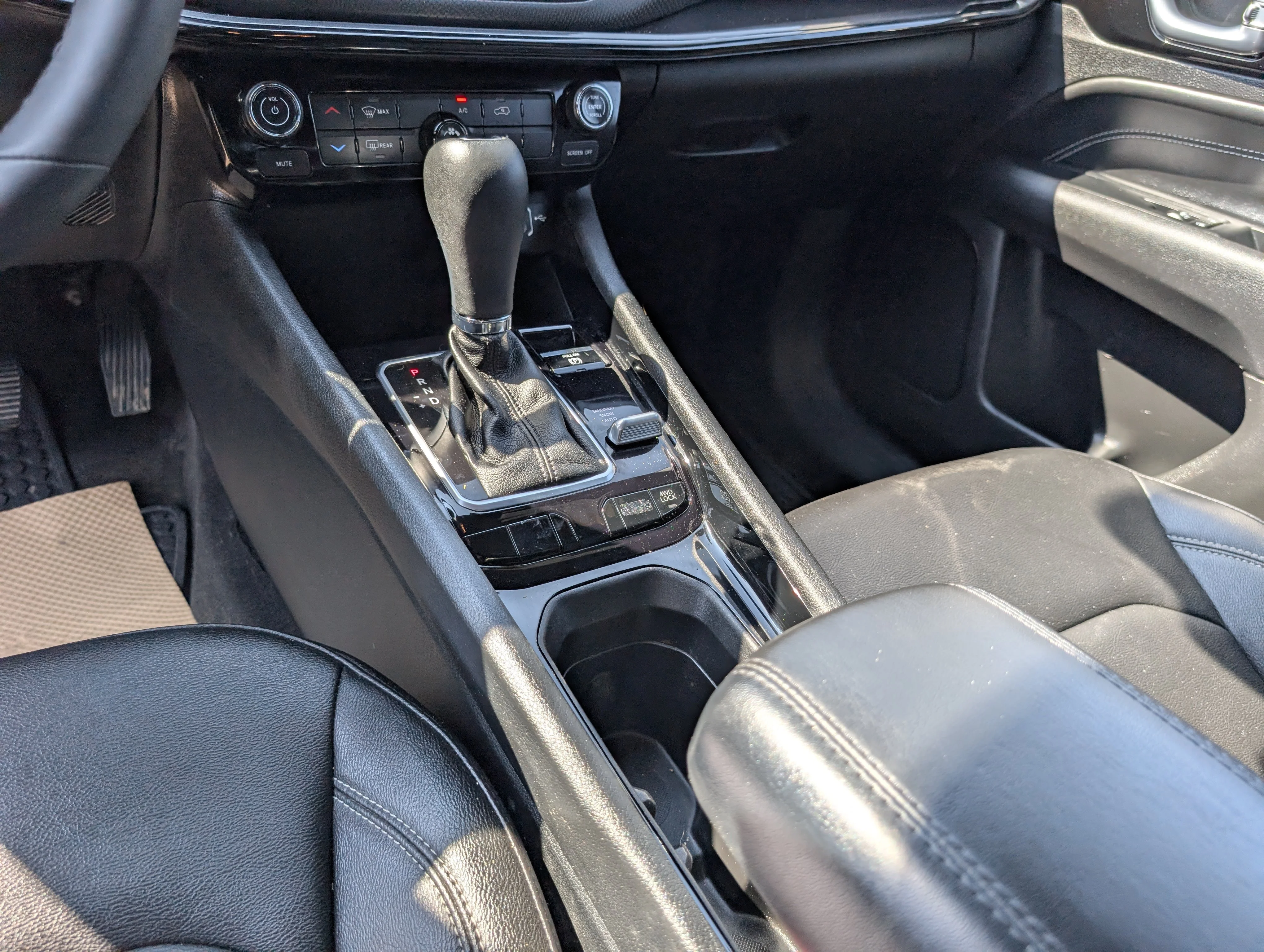 Used 2024 Silver Jeep Altitude image 31