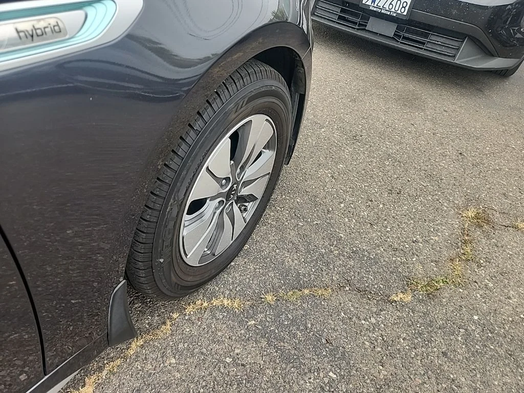 Used 2017 Gray Kia Base image 15