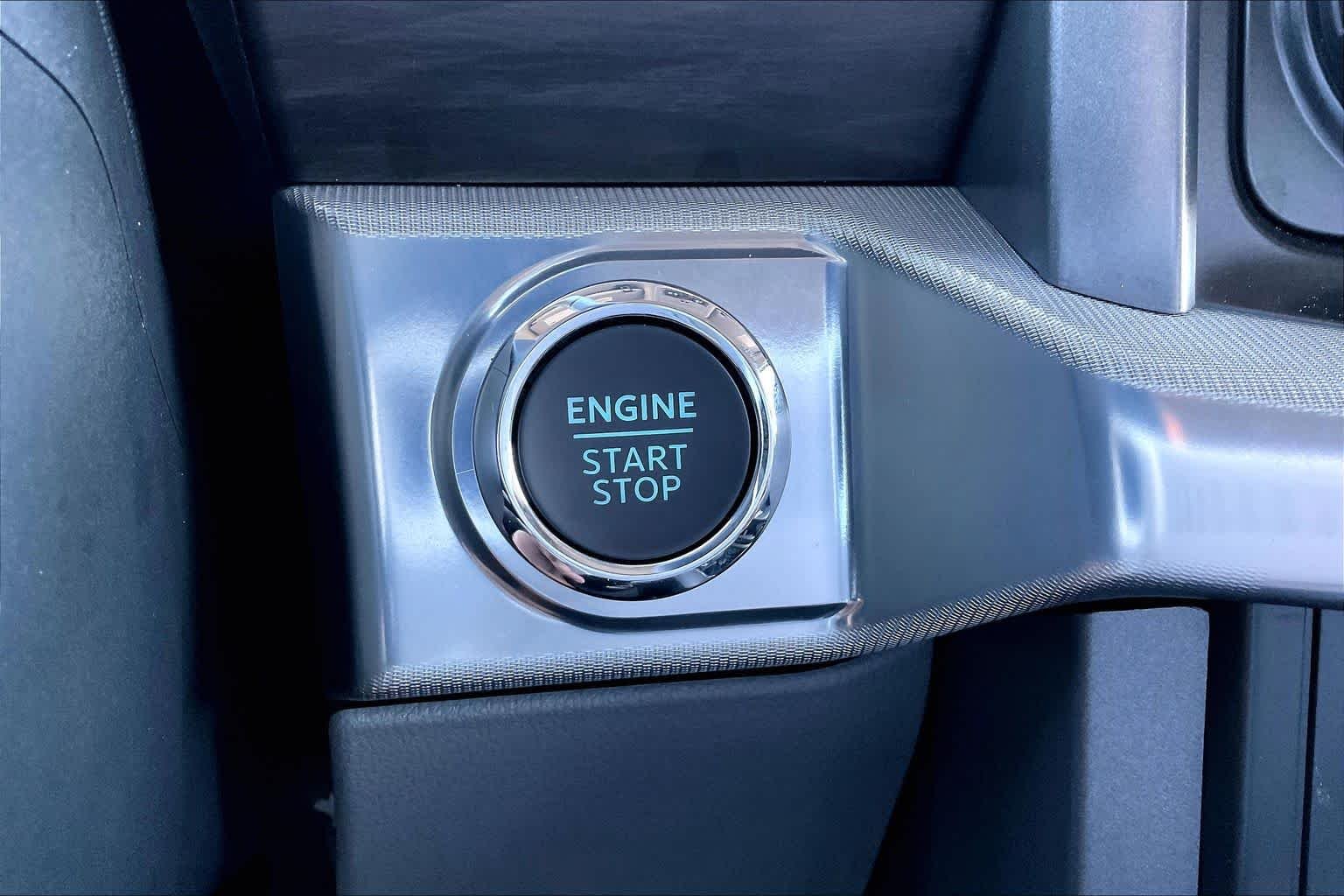 Used 2025 Carbonized Gray Metallic Ford LARIAT image 32