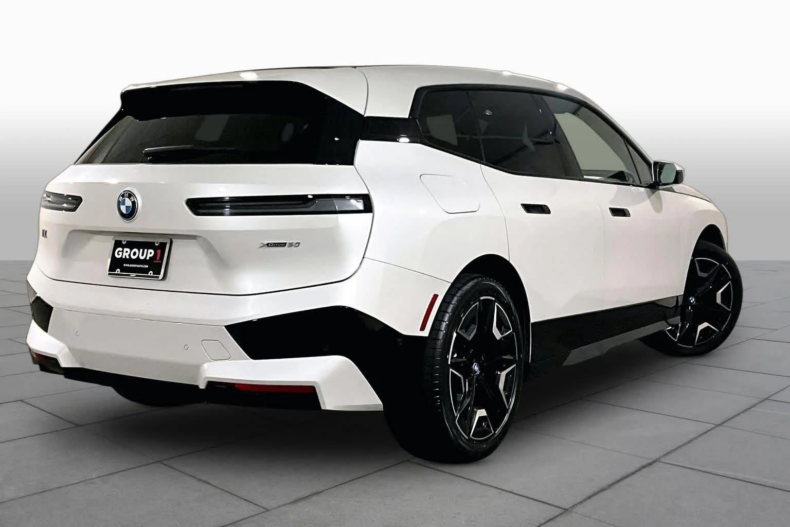 Used 2024 Mineral White Metallic BMW xDrive50 image 12