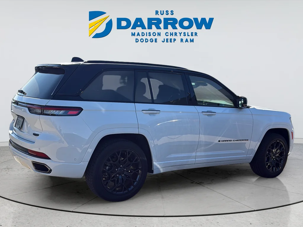 New 2025 Bright White Clear-Coat Exterior Paint Jeep Summit Reserve image 12