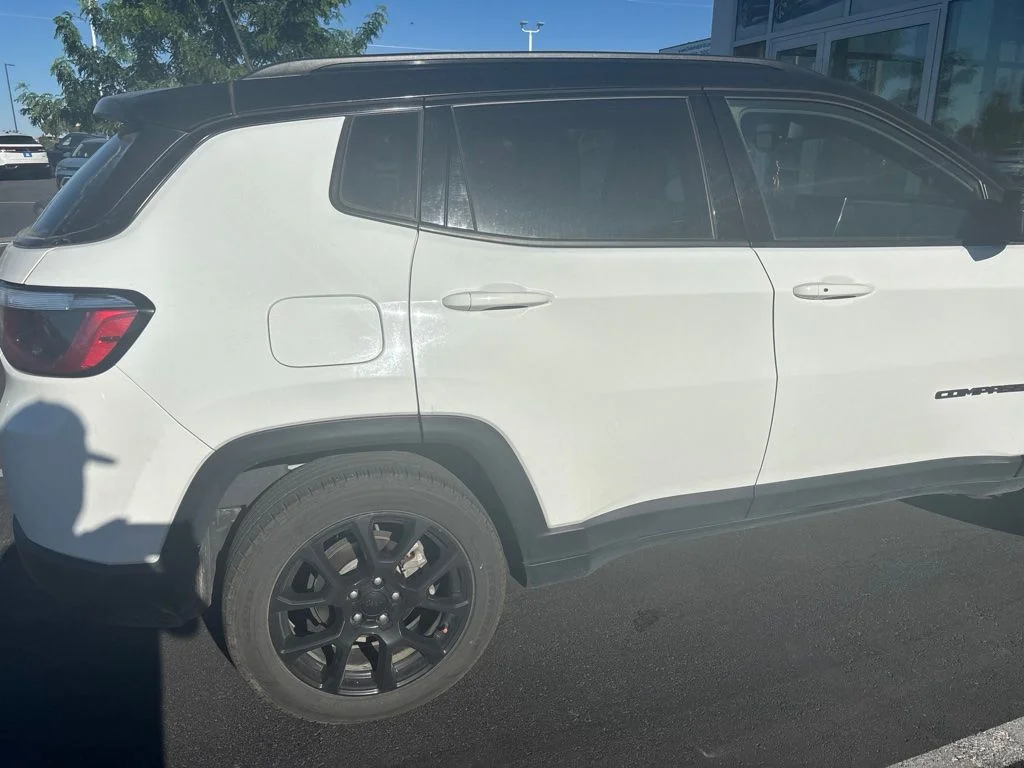Used 2022 White Jeep Latitude image 8