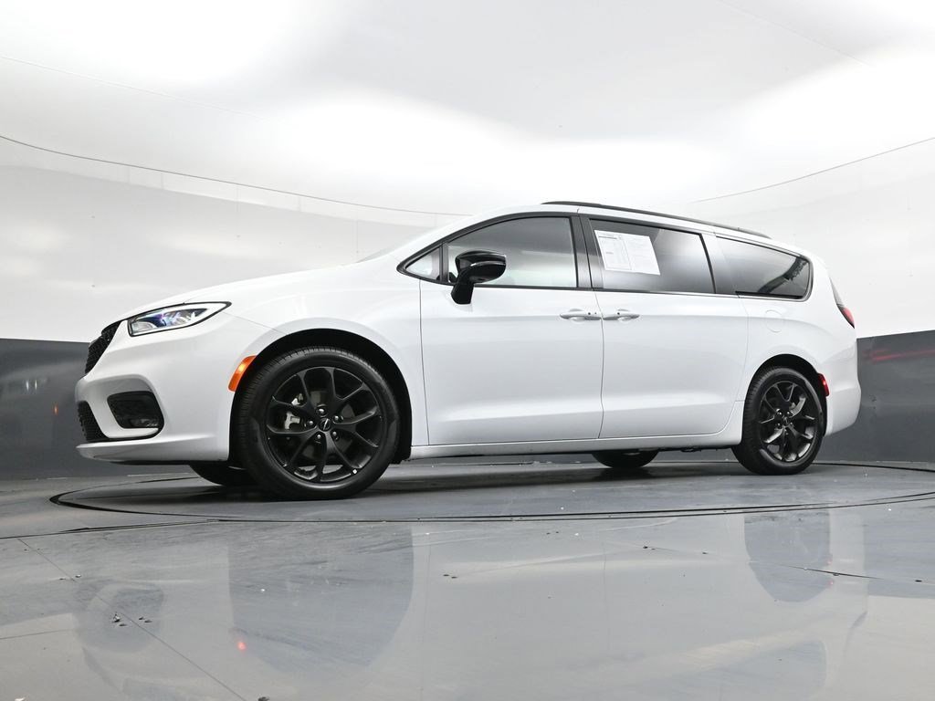 Used 2025 Bright White Clearcoat Chrysler Limited image 40