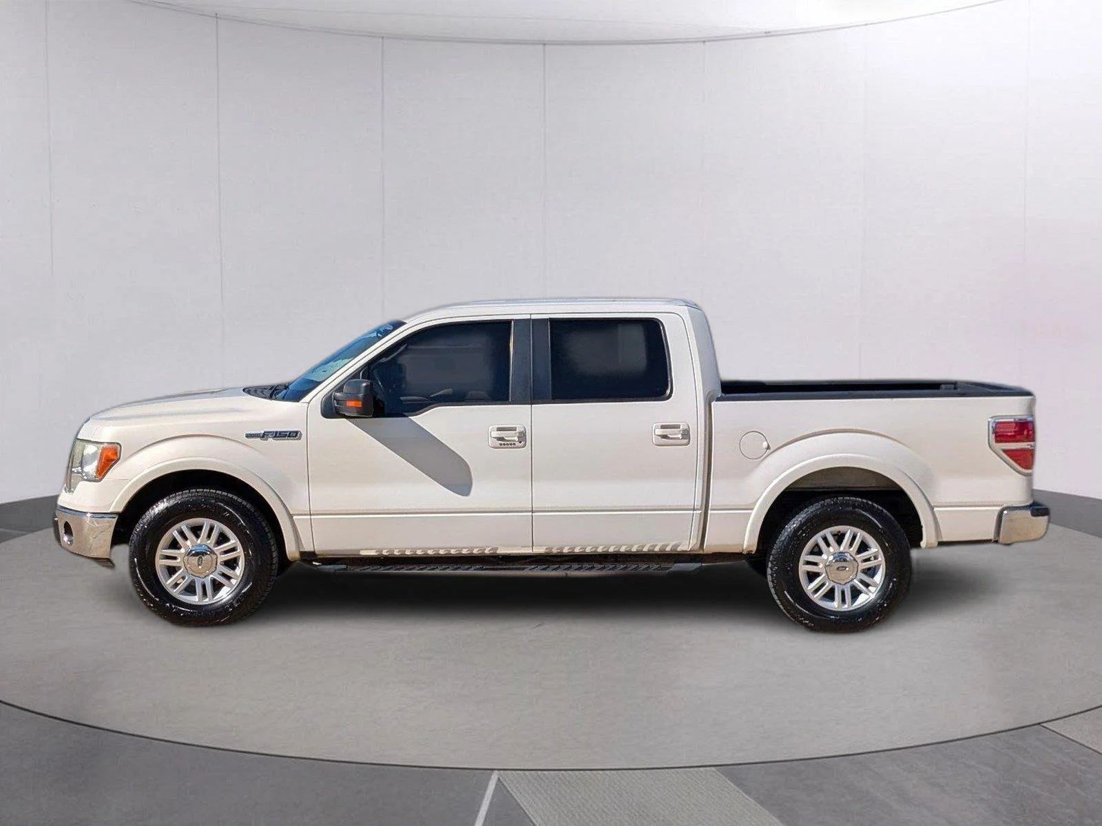 Used 2009  Ford XL image 2