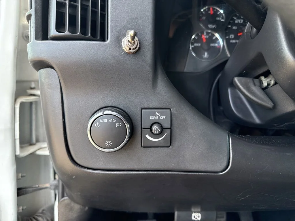 Used 2011 SUMMIT WHITE Chevrolet  image 18