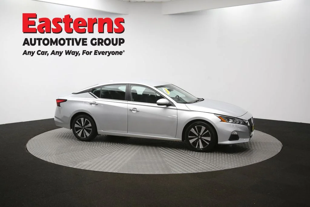 Used 2022 Silver Nissan 2.5 SV image 45