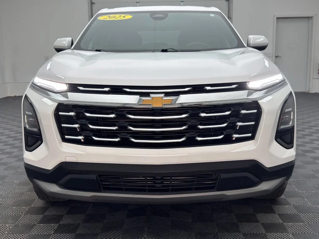 Used 2025 Summit White Chevrolet LT image 26