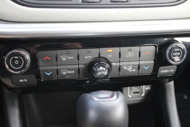 Used 2025 Silver Jeep Limited image 9