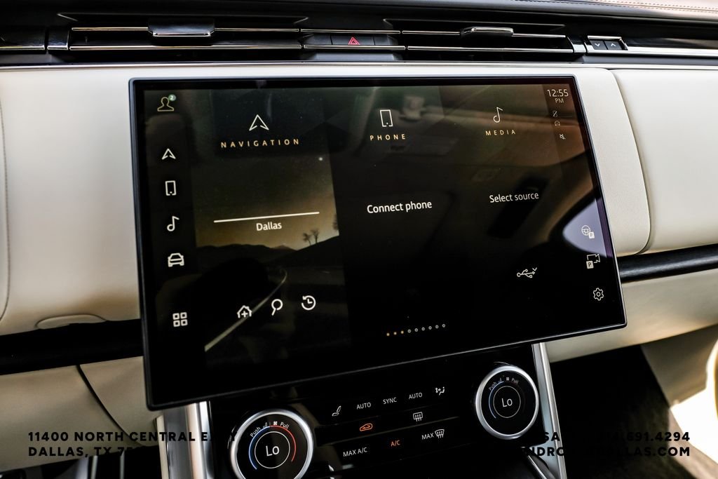 Used 2022 White Land Rover SE image 26
