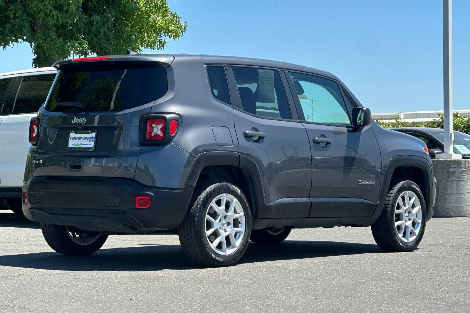 Used 2023 Graphite Gray Jeep Latitude image 3