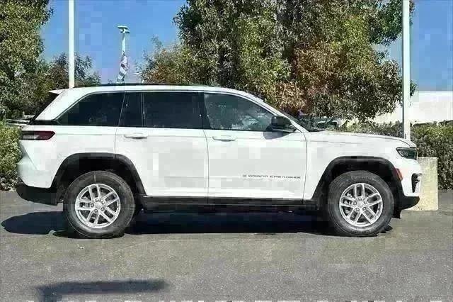New 2025 Bright White Clear-Coat Exterior Paint Jeep Laredo X image 3