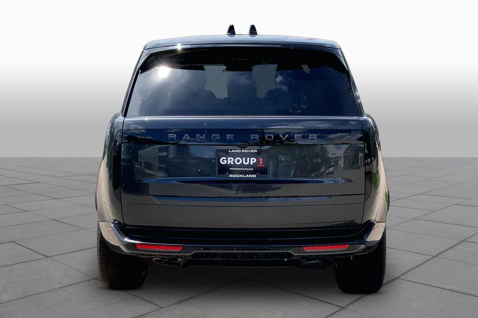 New 2026 Carpathian Grey LAND ROVER SE image 3