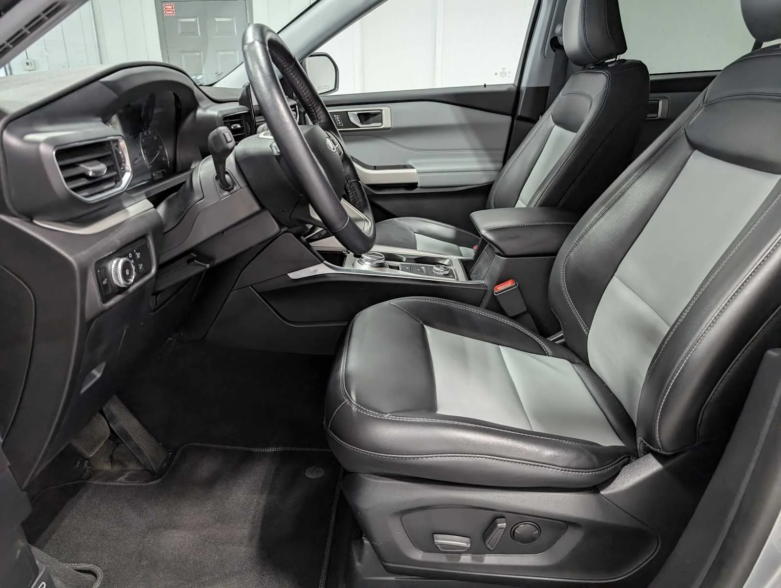 Used 2023 Iconic Silver Metallic Ford XLT image 3