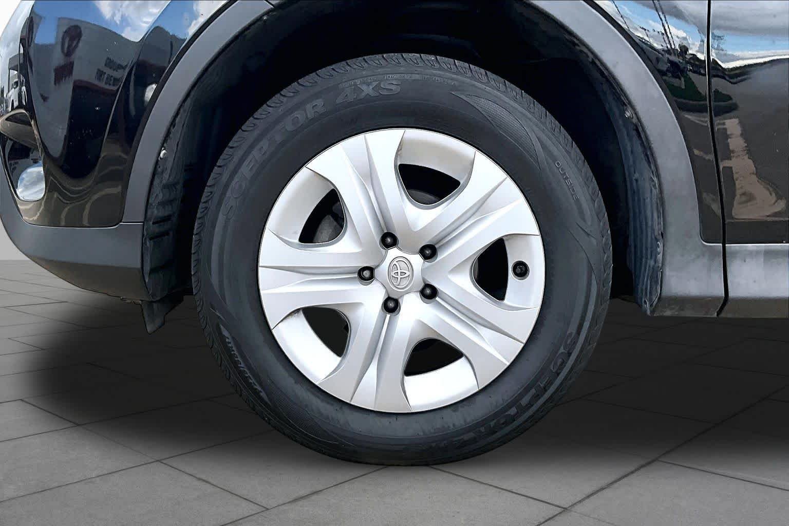 Used 2015 Black Toyota LE image 11