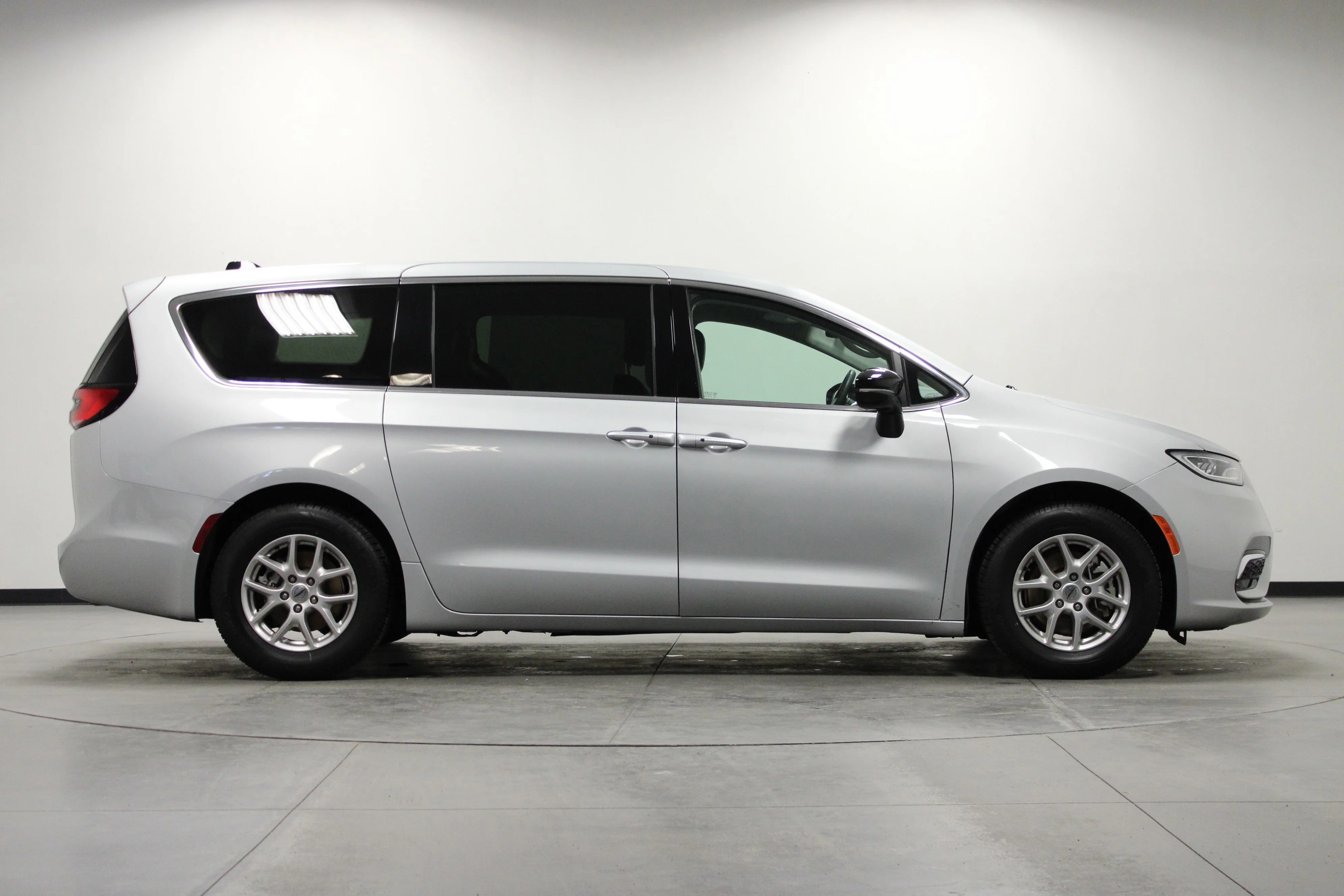 Used 2024 Silver Mist Clearcoat Chrysler Touring L image 3
