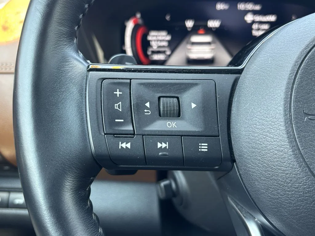 Used 2023 Silver Nissan Platinum image 26