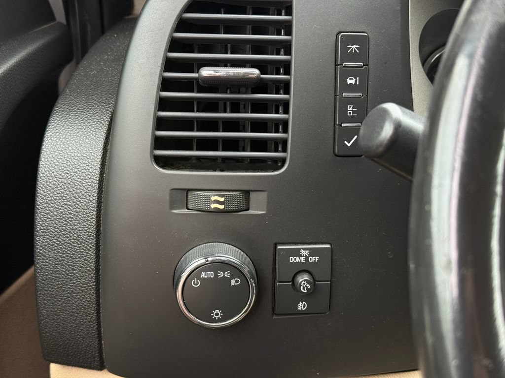 Used 2011 SUMMIT WHITE Chevrolet LT image 28