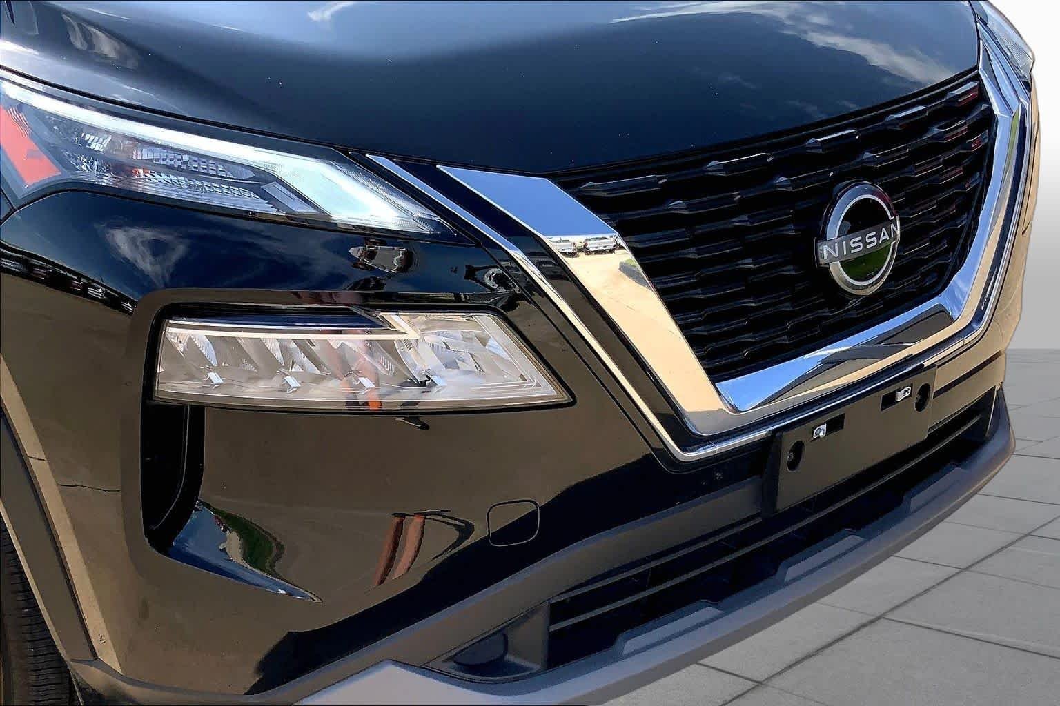 Used 2023 Super Black Nissan SV image 28
