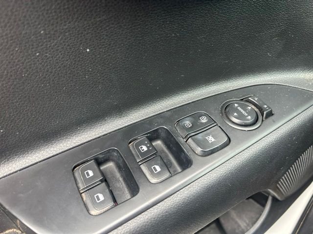 Used 2023 White Kia S image 15