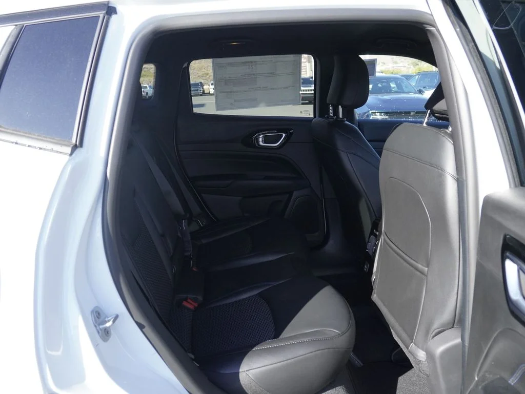 New 2026 Bright White Clearcoat Jeep Latitude image 26