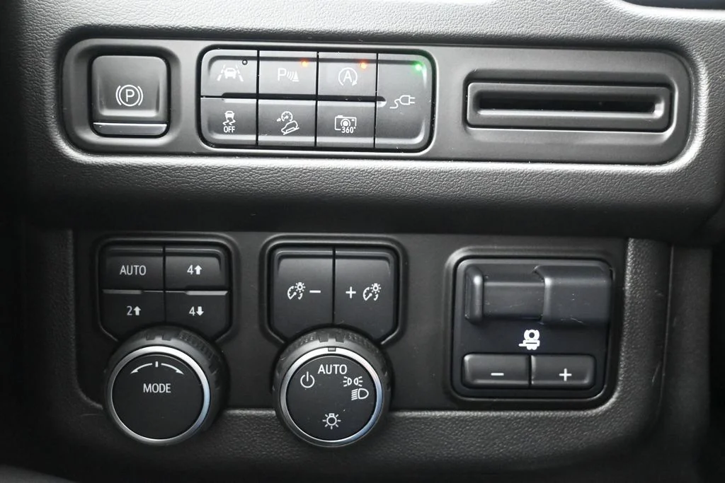 Used 2022 Gray Chevrolet Z71 image 21