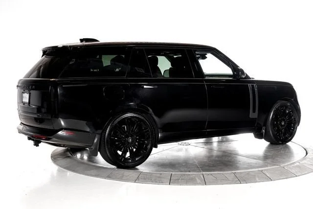 Used 2025 Santorini Black Metallic Land Rover SE image 7