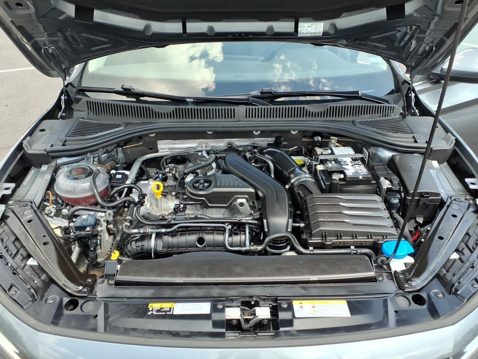Used 2025  Volkswagen SE image 29