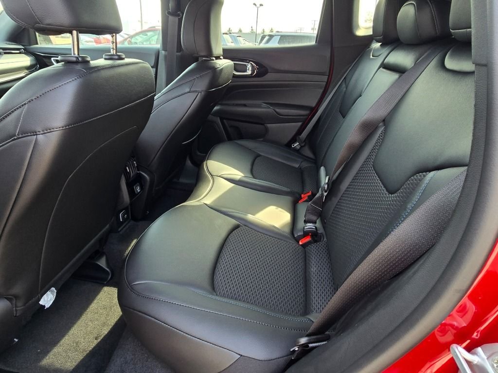 New 2026 Red Hot Pearl-Coat Exterior Paint Jeep Latitude image 17