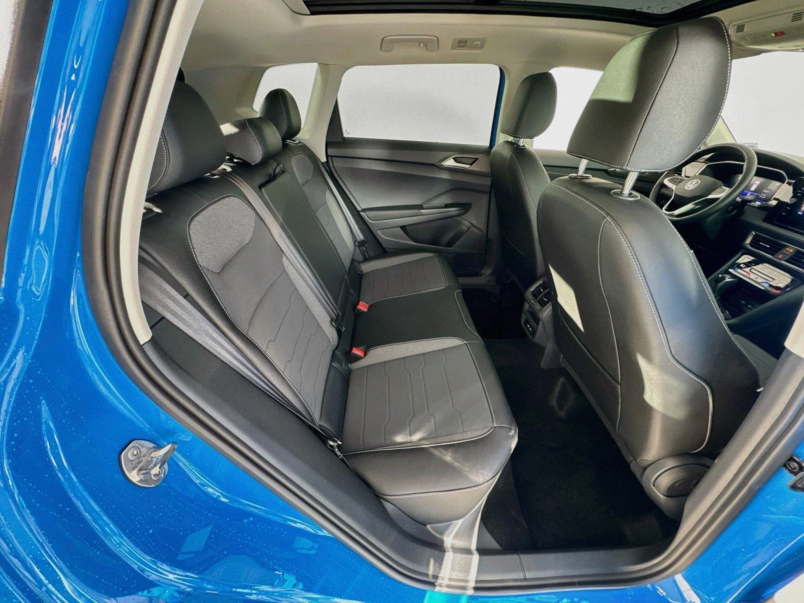 New 2026 Cornflower Blue w/Deep Black Roof Volkswagen SE Black image 26