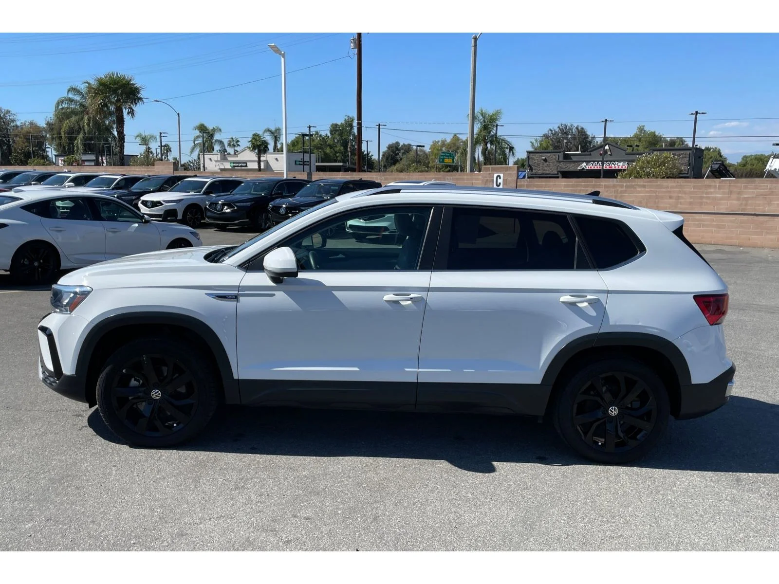 Used 2023 Pure White Volkswagen SE image 2