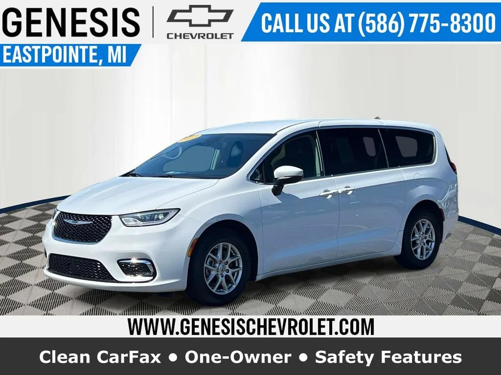 2023 Chrysler Pacifica Touring L's photo