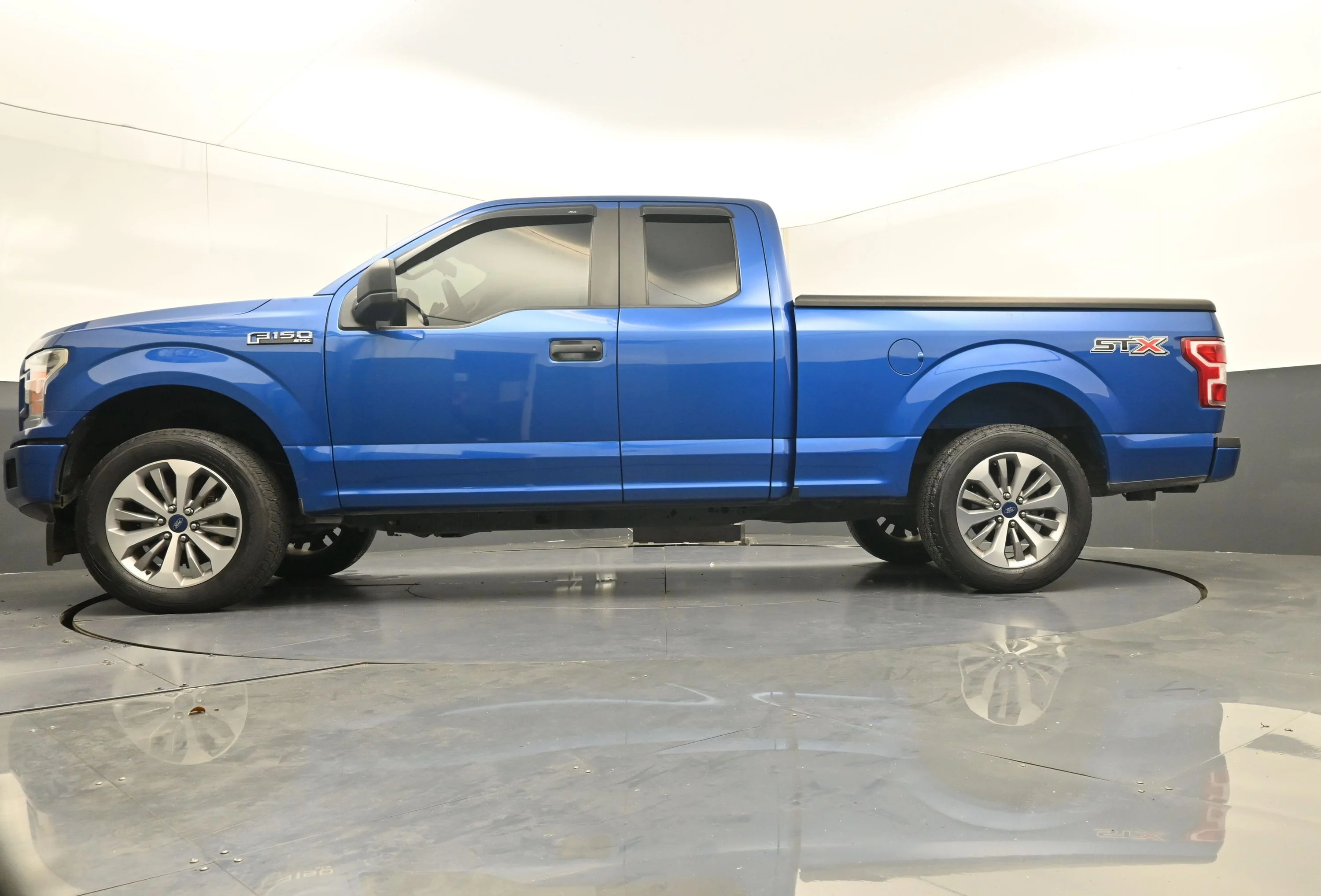 Used 2018 Blue Ford XL image 13