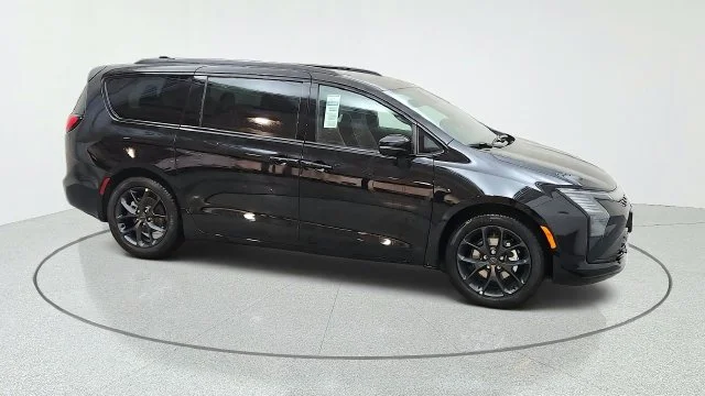New 2027 Diamond Black Crystal Pearl-Coat Paint Chrysler Limited image 14