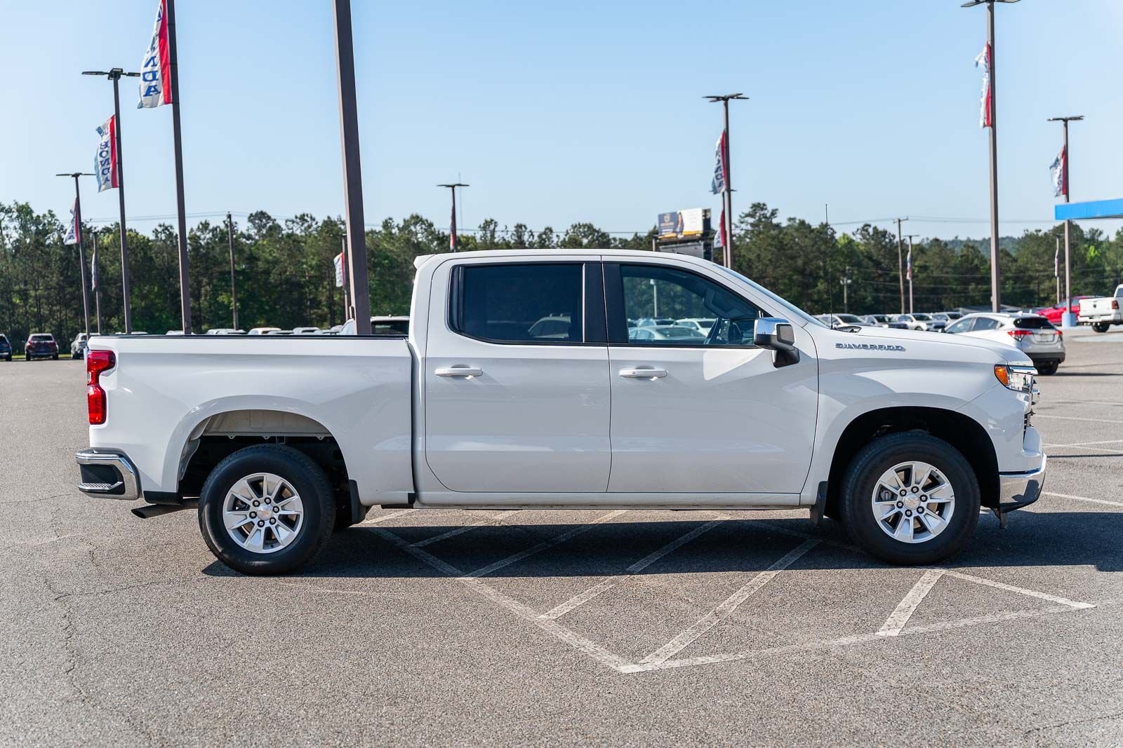 Used 2025 White Chevrolet LT image 8