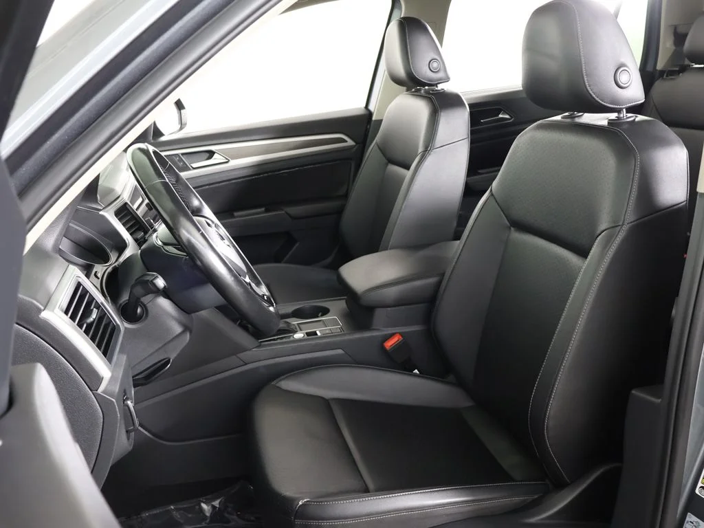 Used 2018 Platinum Gray Metallic Volkswagen 3.6L V6 SE image 30