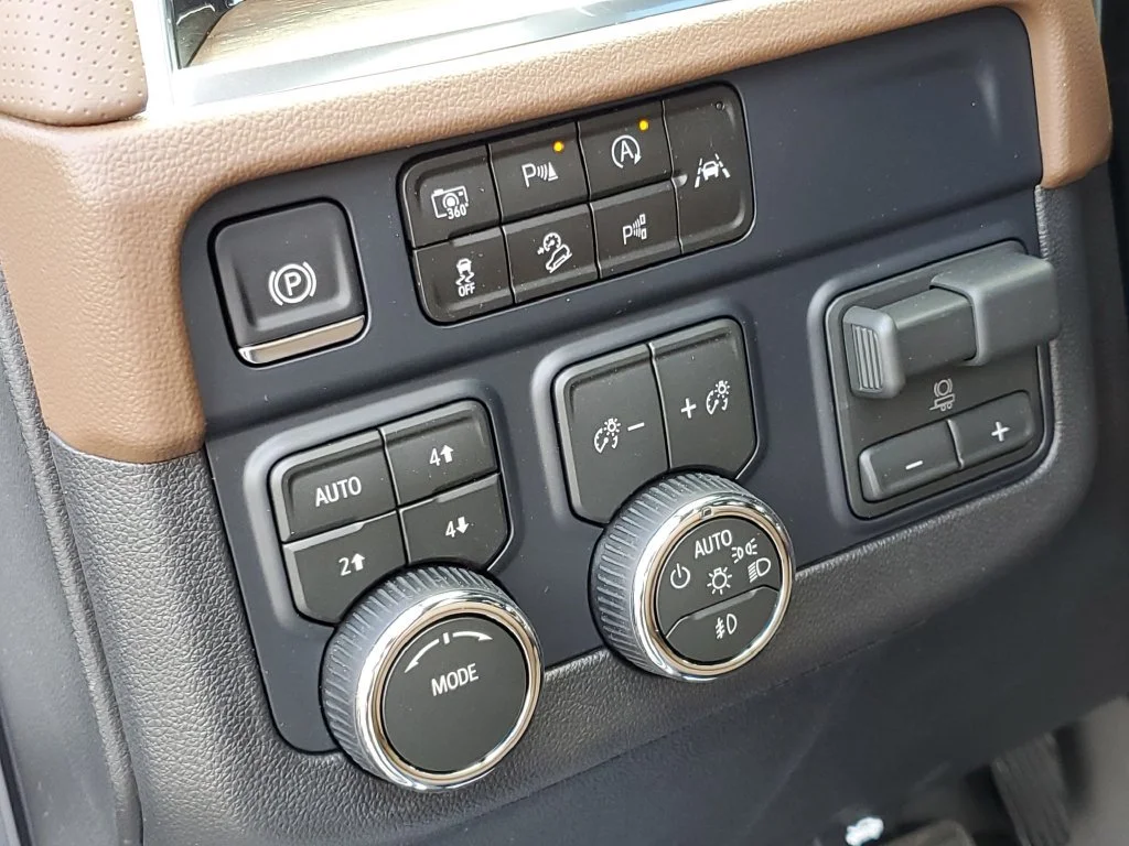 New 2026 Polar White Tricoat Chevrolet High Country image 9