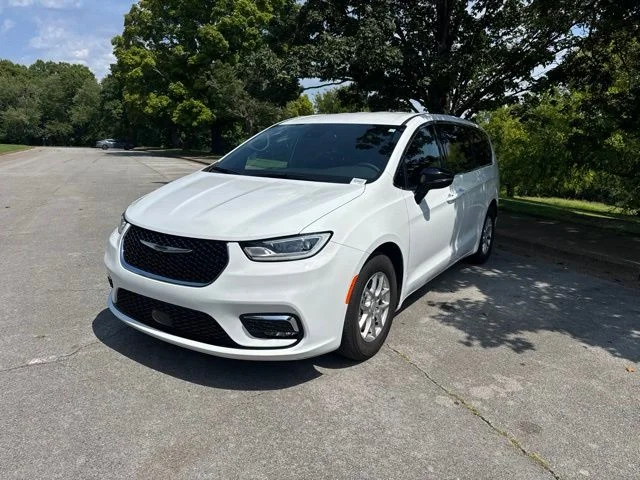 Used 2026 White Chrysler Select image 3
