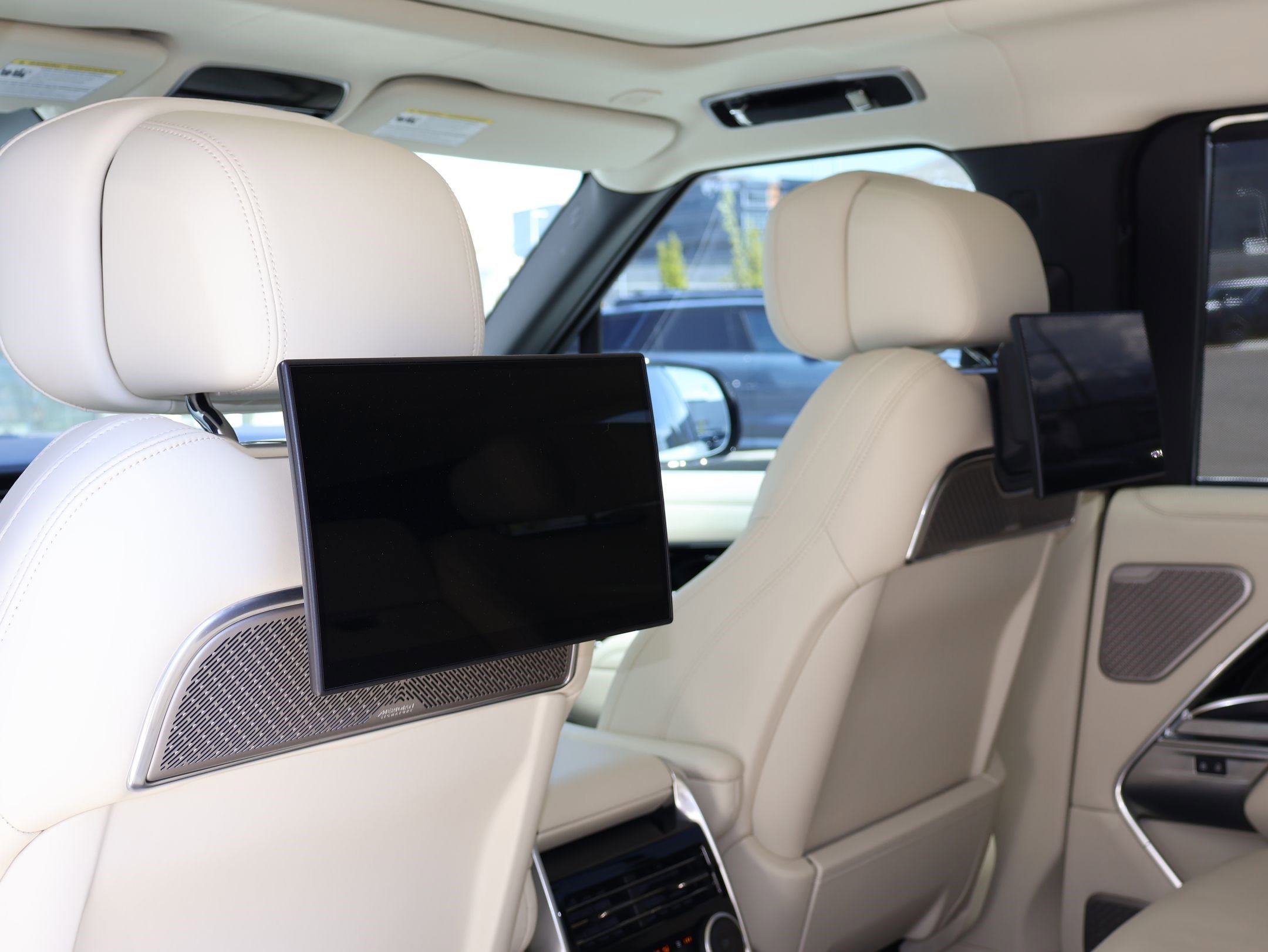 Certified Used 2025 Fuji White Land Rover Autobiography image 24
