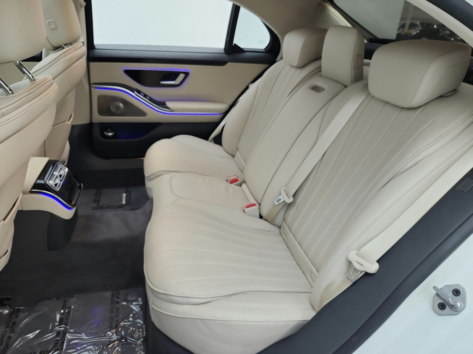 Certified Used 2023 MANUFAKTUR Diamond White Mercedes-Benz S 500 4MATIC® Sedan image 13