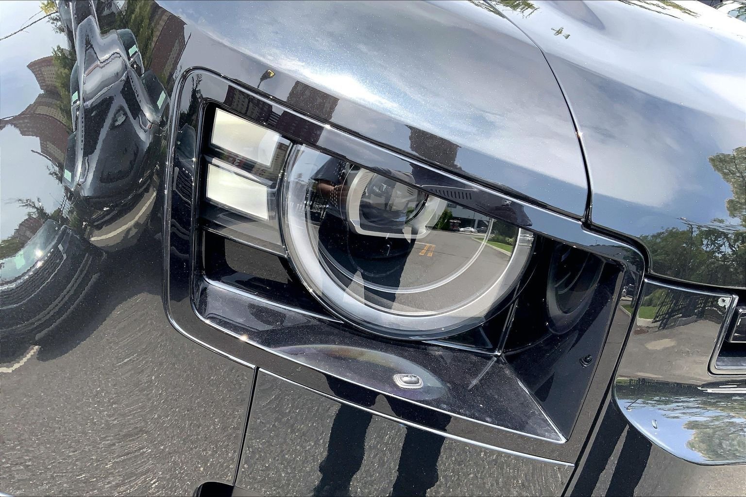 New 2026 Santorini Black Land Rover X-Dynamic SE image 13