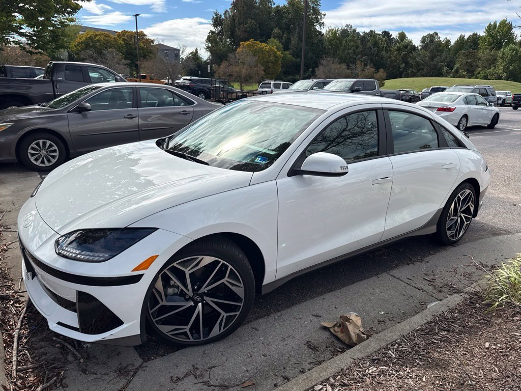 Used 2023 White Hyundai SEL image 4