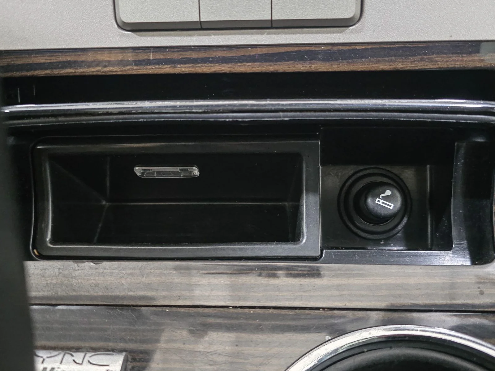 Used 2010 Tuxedo Black Metallic Lincoln Base image 31