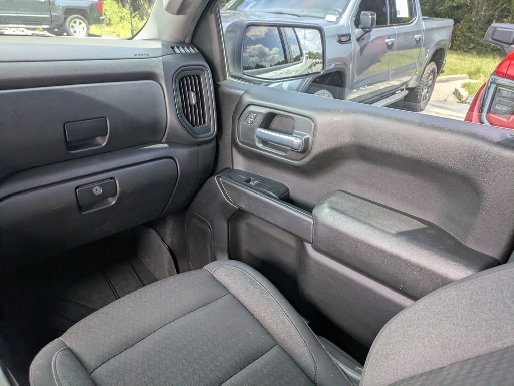 Used 2023 White Chevrolet Custom image 17