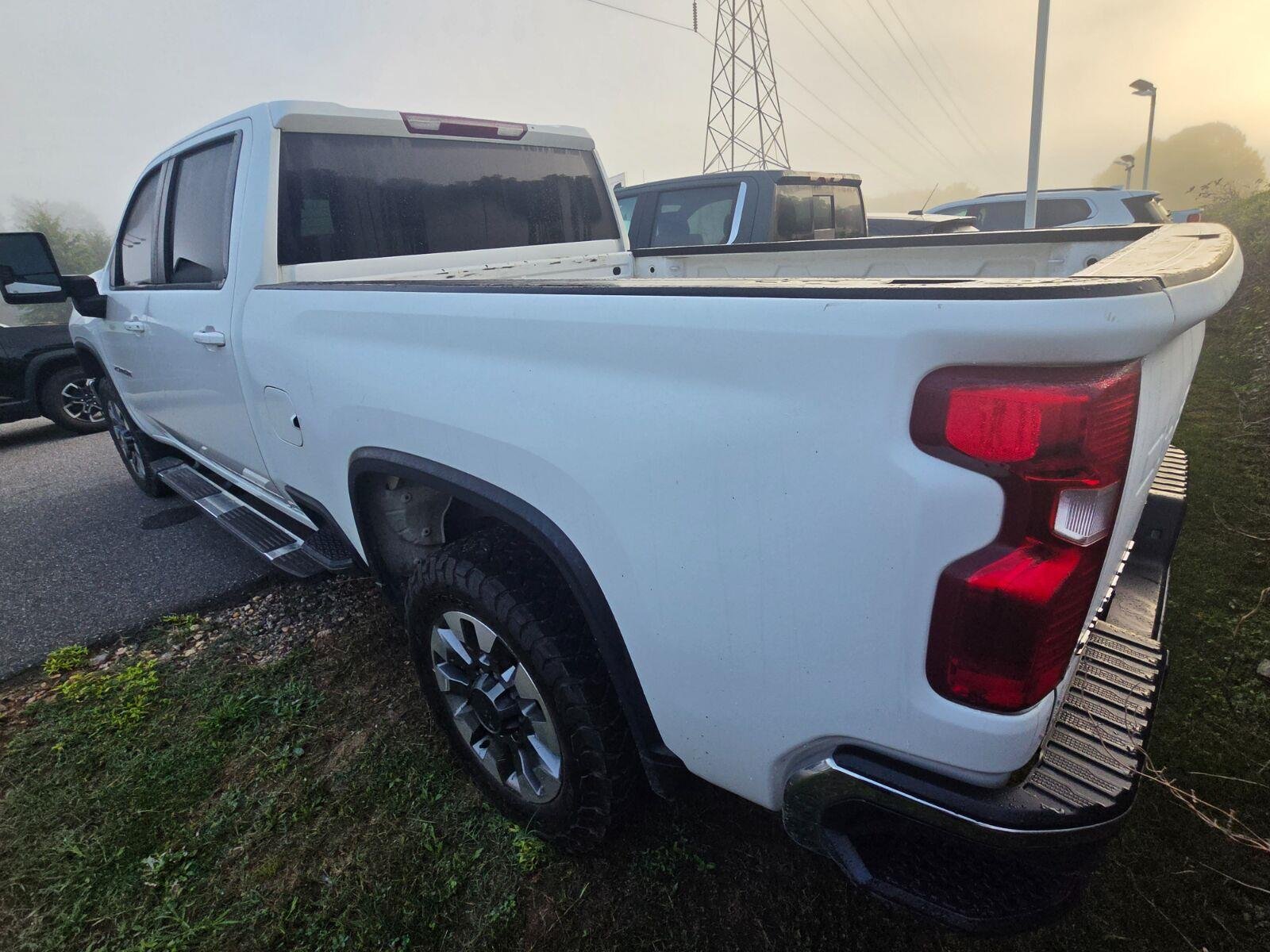 Used 2022 SUMMIT WHITE Chevrolet LT image 8