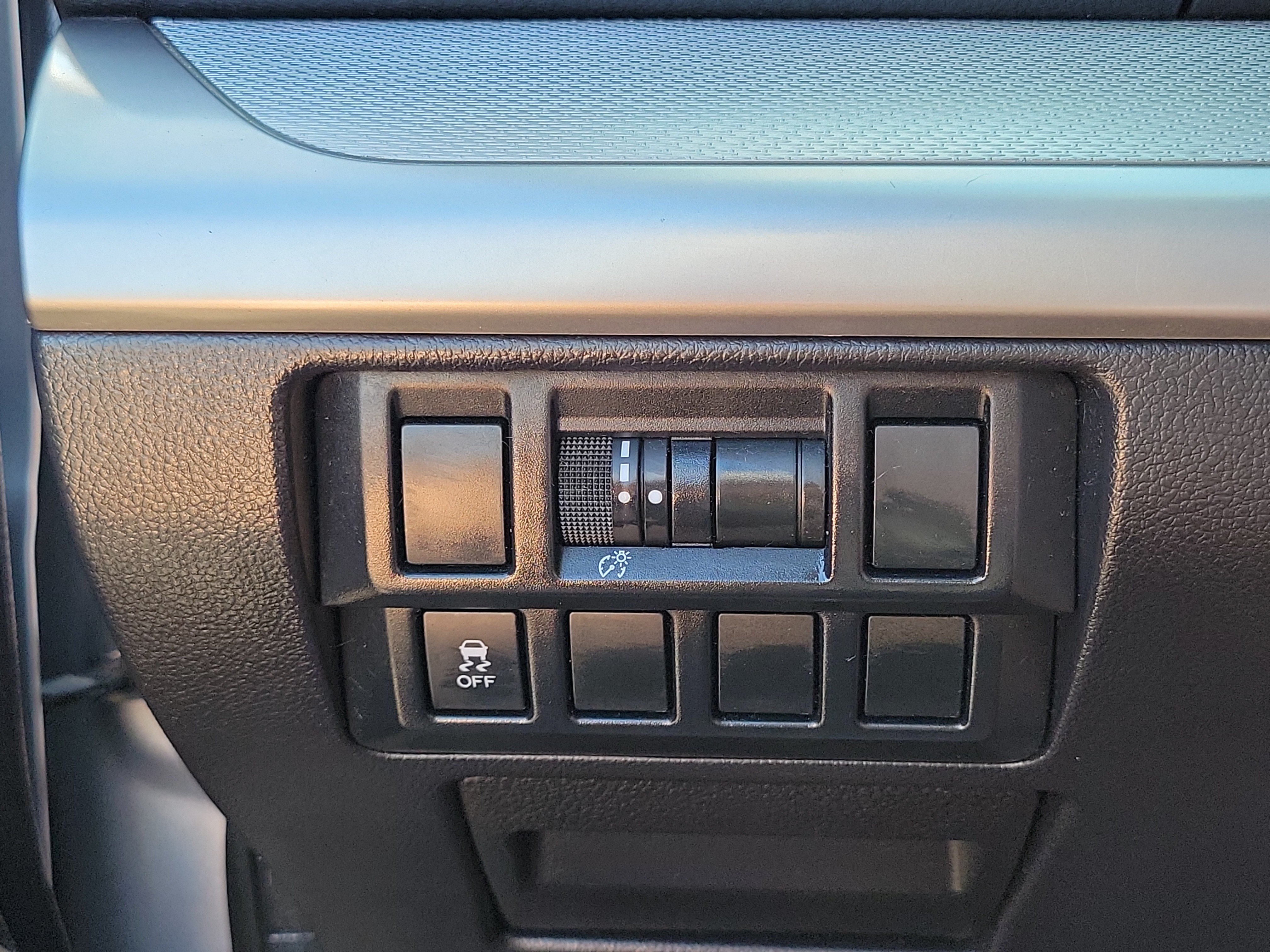 Used 2018 Ice Silver Metallic Subaru  image 13