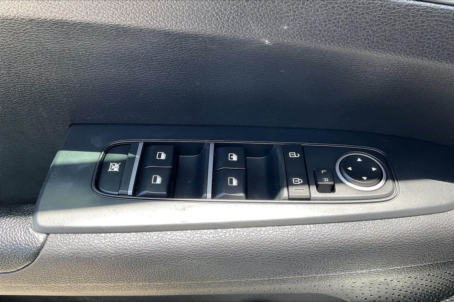 Used 2021 Clear White Kia LXS image 31