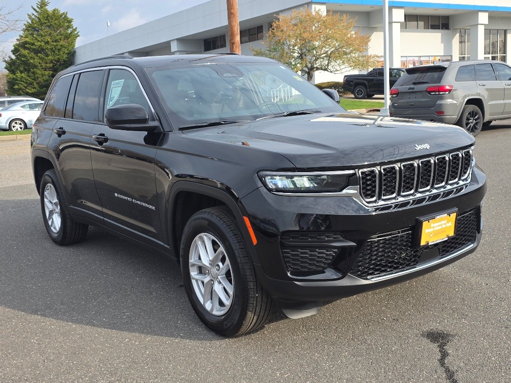 Used 2025 Diamond Black Crystal Pearl Coat Jeep Laredo X image 9