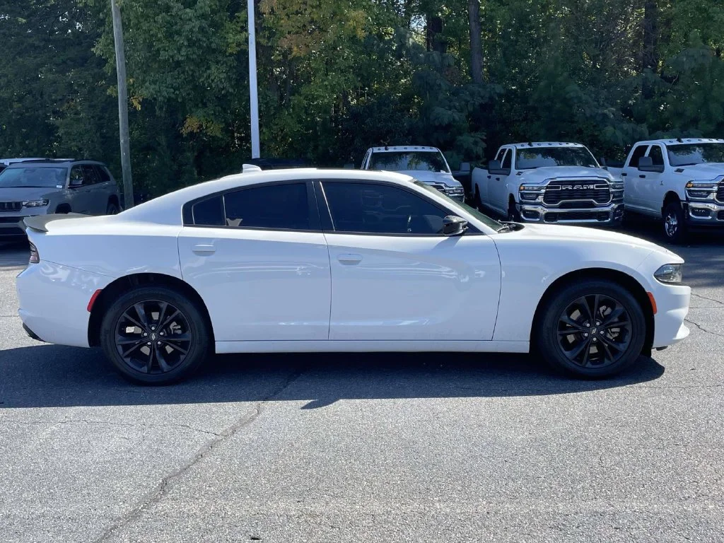 Used 2021 White Dodge SXT image 9